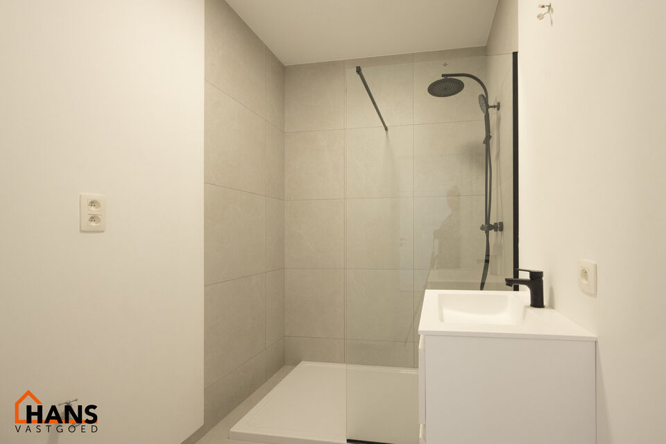 Instapklaar appartement, rustig en gunstig gelegen.  Ook ideaal als starterswoning en/of investeringsvastgoed.

Met de trap komen we bij dit appartement op de tweede verdieping; geen lift maakt dat er minder gemeenschappelijke kosten zijn.
Indeling: inkom