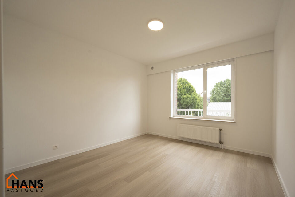 Instapklaar appartement, rustig en gunstig gelegen.  Ook ideaal als starterswoning en/of investeringsvastgoed.

Met de trap komen we bij dit appartement op de tweede verdieping; geen lift maakt dat er minder gemeenschappelijke kosten zijn.
Indeling: inkom