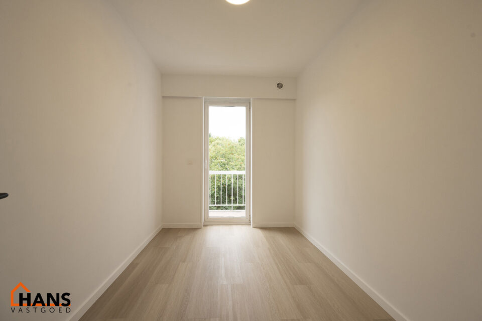Instapklaar appartement, rustig en gunstig gelegen.  Ook ideaal als starterswoning en/of investeringsvastgoed.

Met de trap komen we bij dit appartement op de tweede verdieping; geen lift maakt dat er minder gemeenschappelijke kosten zijn.
Indeling: inkom