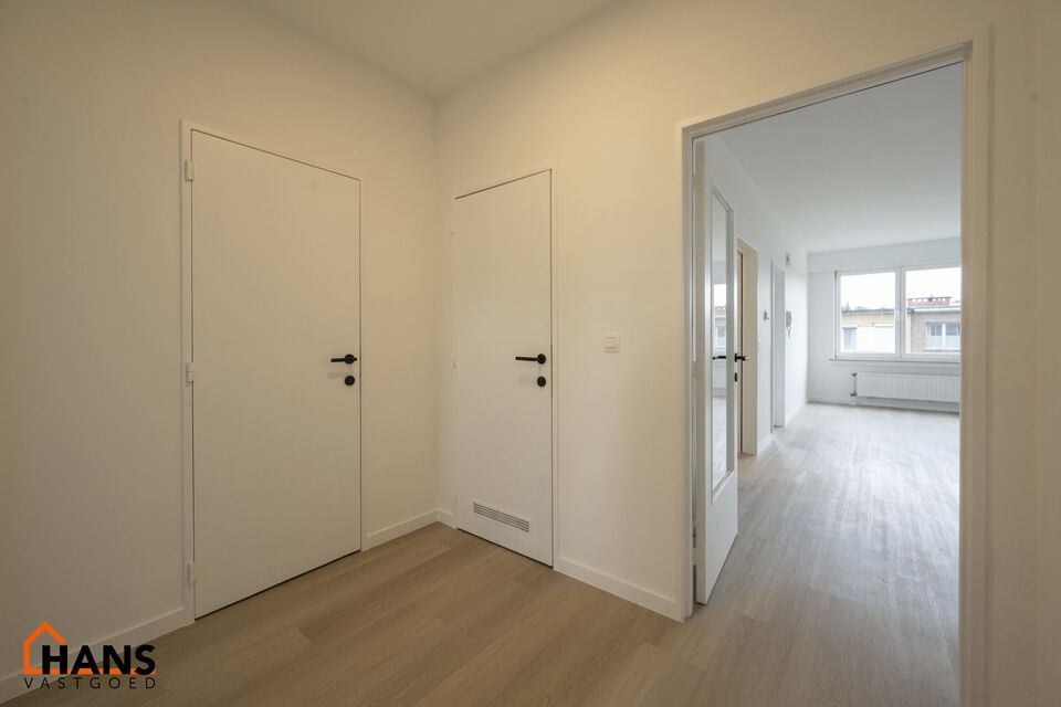 Instapklaar appartement, rustig en gunstig gelegen.  Ook ideaal als starterswoning en/of investeringsvastgoed.

Met de trap komen we bij dit appartement op de tweede verdieping; geen lift maakt dat er minder gemeenschappelijke kosten zijn.
Indeling: inkom