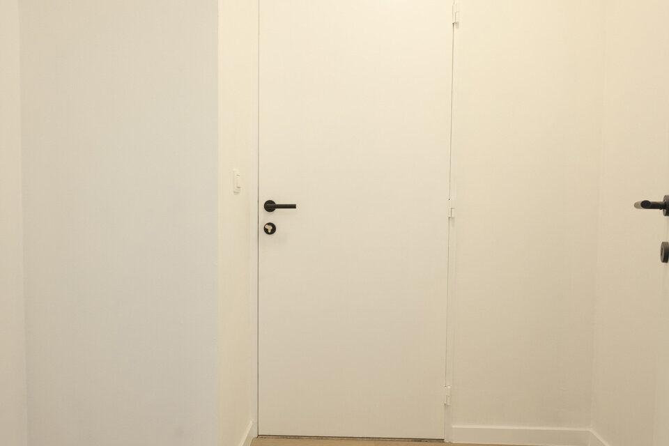 Instapklaar appartement, rustig en gunstig gelegen.  Ook ideaal als starterswoning en/of investeringsvastgoed.

Met de trap komen we bij dit appartement op de tweede verdieping; geen lift maakt dat er minder gemeenschappelijke kosten zijn.
Indeling: inkom