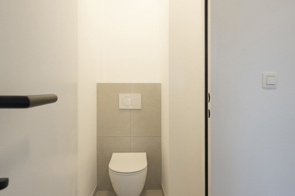 Instapklaar appartement, rustig en gunstig gelegen.  Ook ideaal als starterswoning en/of investeringsvastgoed.

Met de trap komen we bij dit appartement op de tweede verdieping; geen lift maakt dat er minder gemeenschappelijke kosten zijn.
Indeling: inkom