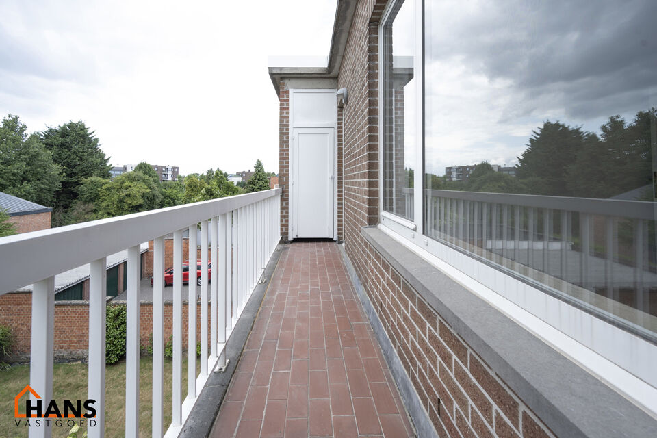Instapklaar appartement, rustig en gunstig gelegen.  Ook ideaal als starterswoning en/of investeringsvastgoed.

Met de trap komen we bij dit appartement op de tweede verdieping; geen lift maakt dat er minder gemeenschappelijke kosten zijn.
Indeling: inkom