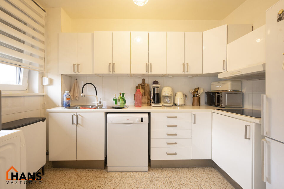 Appartement op goed gelegen locatie in een financieel gezond gebouw.
Gelegen op de eerste verdieping met lift.  Indeling: inkomhal; apart toilet; grote polyvalente ruimte/berging; 2 slaapkamers waarvan de kleinste toegang verleent tot het achterliggend te