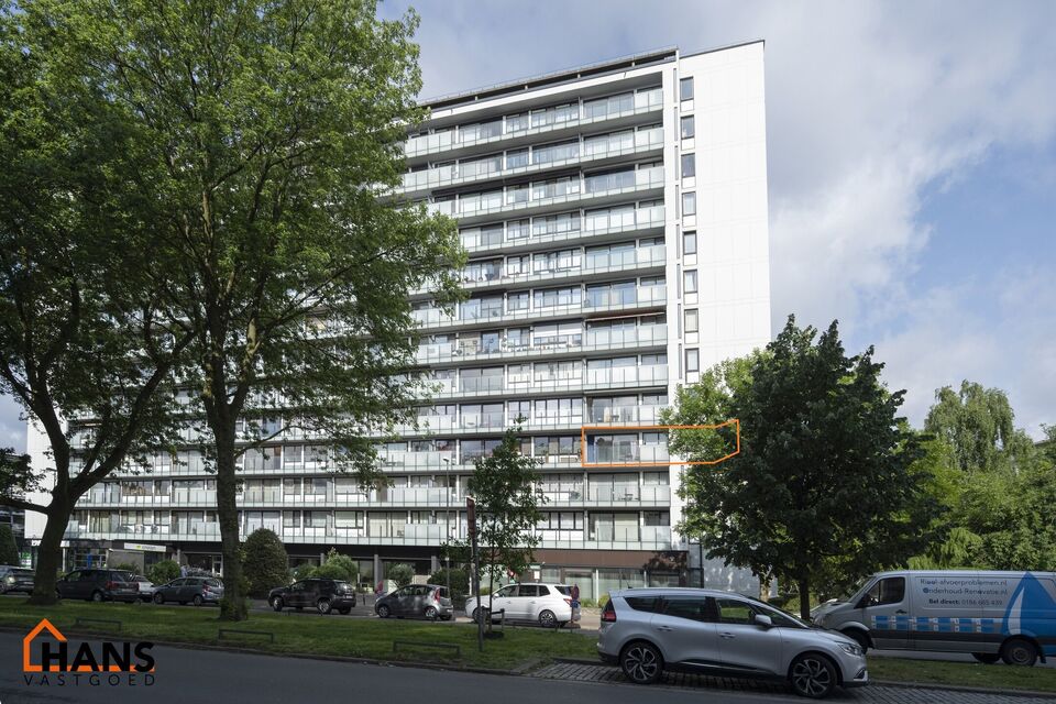 Dit op te frissen appartement bevindt zich op de derde verdieping en omvat een inkomhal met vestiairekast; ingerichte badkamer; apart toilet; geïnstalleerde keuken; 3 slaapkamers waarvan 1 toegang verleent tot het voorliggend terras; woonkamer op parket 