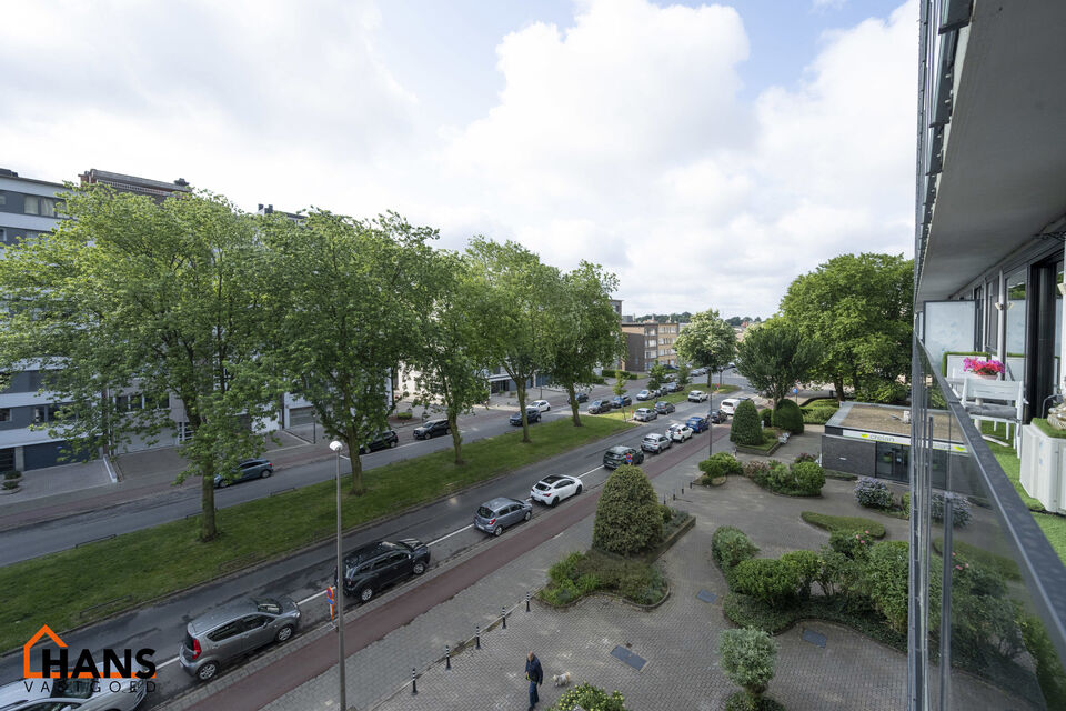 Dit op te frissen appartement bevindt zich op de derde verdieping en omvat een inkomhal met vestiairekast; ingerichte badkamer; apart toilet; geïnstalleerde keuken; 3 slaapkamers waarvan 1 toegang verleent tot het voorliggend terras; woonkamer op parket 