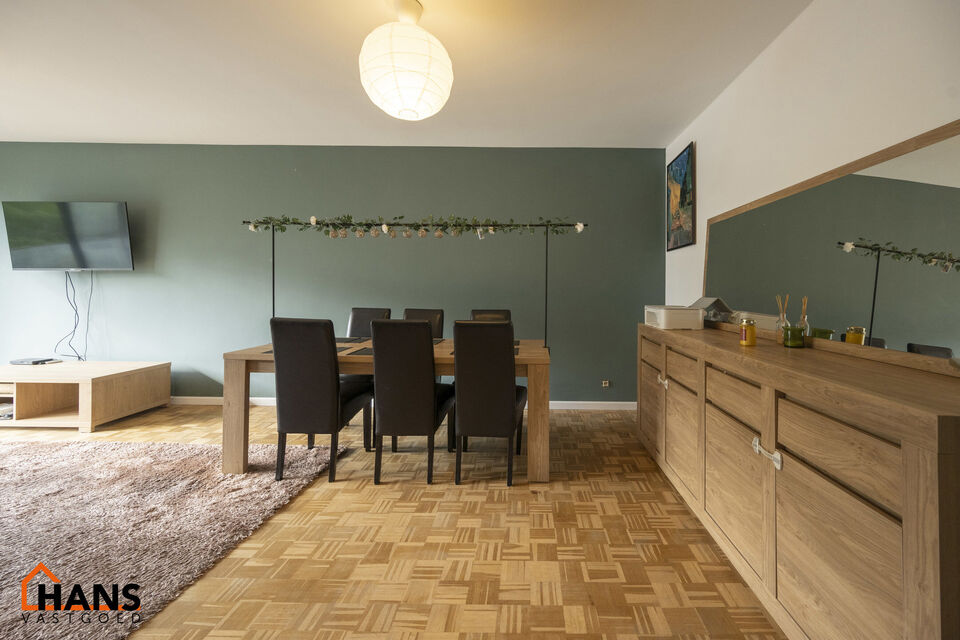 Dit op te frissen appartement bevindt zich op de derde verdieping en omvat een inkomhal met vestiairekast; ingerichte badkamer; apart toilet; geïnstalleerde keuken; 3 slaapkamers waarvan 1 toegang verleent tot het voorliggend terras; woonkamer op parket 