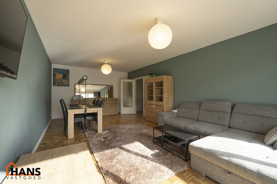 Dit op te frissen appartement bevindt zich op de derde verdieping en omvat een inkomhal met vestiairekast; ingerichte badkamer; apart toilet; geïnstalleerde keuken; 3 slaapkamers waarvan 1 toegang verleent tot het voorliggend terras; woonkamer op parket 
