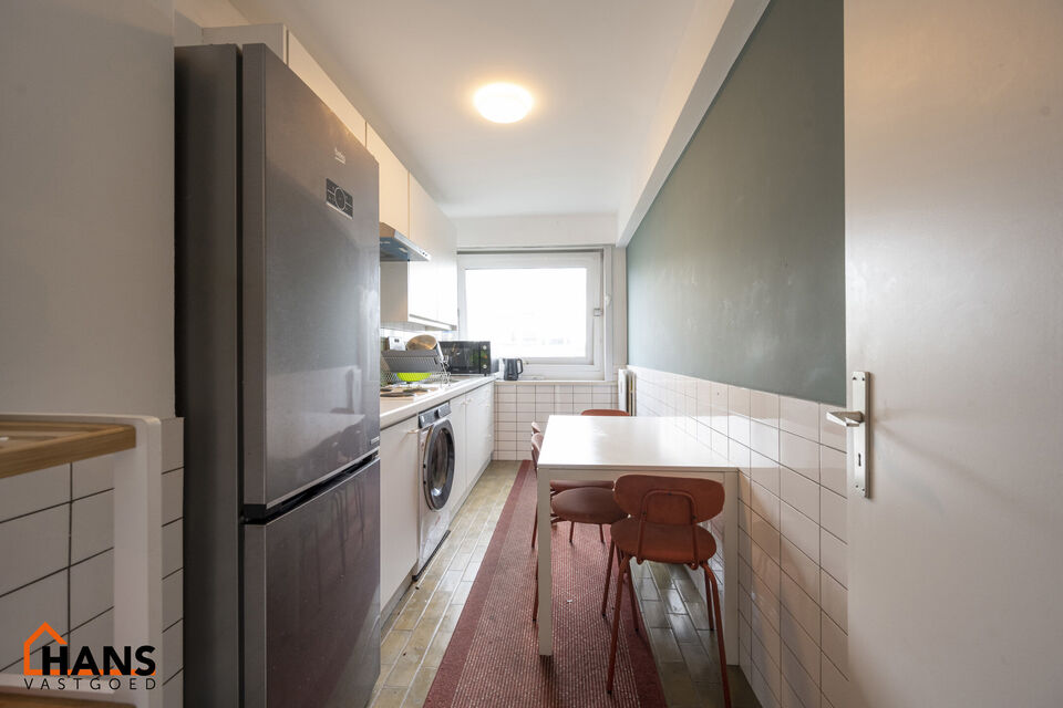 Dit op te frissen appartement bevindt zich op de derde verdieping en omvat een inkomhal met vestiairekast; ingerichte badkamer; apart toilet; geïnstalleerde keuken; 3 slaapkamers waarvan 1 toegang verleent tot het voorliggend terras; woonkamer op parket 
