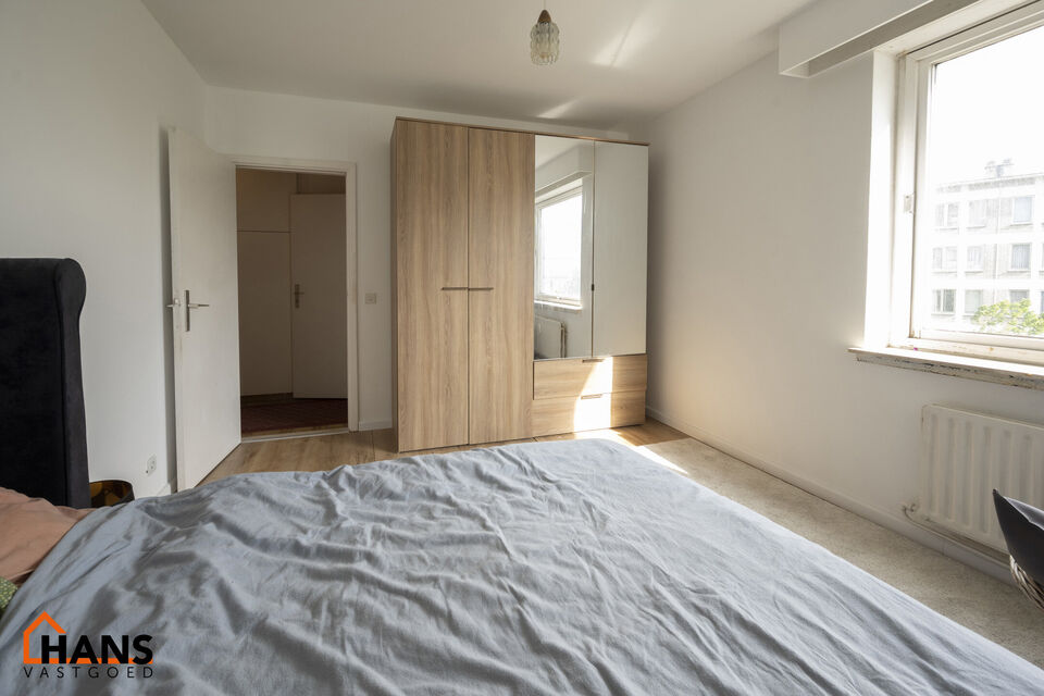 Dit op te frissen appartement bevindt zich op de derde verdieping en omvat een inkomhal met vestiairekast; ingerichte badkamer; apart toilet; geïnstalleerde keuken; 3 slaapkamers waarvan 1 toegang verleent tot het voorliggend terras; woonkamer op parket 