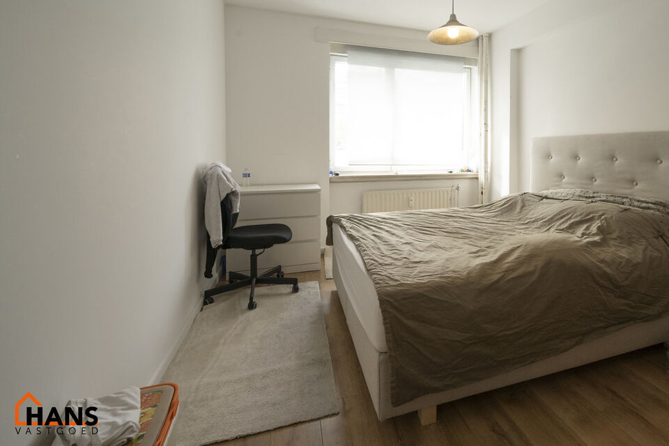 Dit op te frissen appartement bevindt zich op de derde verdieping en omvat een inkomhal met vestiairekast; ingerichte badkamer; apart toilet; geïnstalleerde keuken; 3 slaapkamers waarvan 1 toegang verleent tot het voorliggend terras; woonkamer op parket 