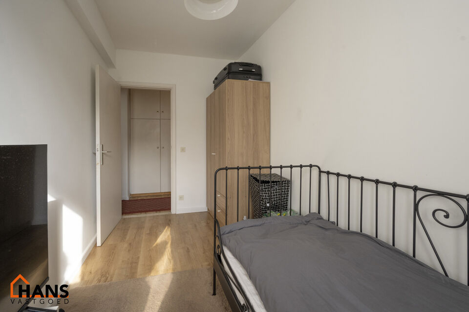 Dit op te frissen appartement bevindt zich op de derde verdieping en omvat een inkomhal met vestiairekast; ingerichte badkamer; apart toilet; geïnstalleerde keuken; 3 slaapkamers waarvan 1 toegang verleent tot het voorliggend terras; woonkamer op parket 