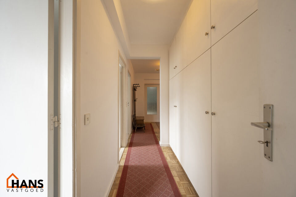 Dit op te frissen appartement bevindt zich op de derde verdieping en omvat een inkomhal met vestiairekast; ingerichte badkamer; apart toilet; geïnstalleerde keuken; 3 slaapkamers waarvan 1 toegang verleent tot het voorliggend terras; woonkamer op parket 