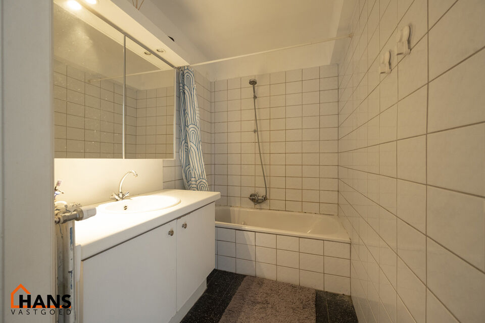 Dit op te frissen appartement bevindt zich op de derde verdieping en omvat een inkomhal met vestiairekast; ingerichte badkamer; apart toilet; geïnstalleerde keuken; 3 slaapkamers waarvan 1 toegang verleent tot het voorliggend terras; woonkamer op parket 