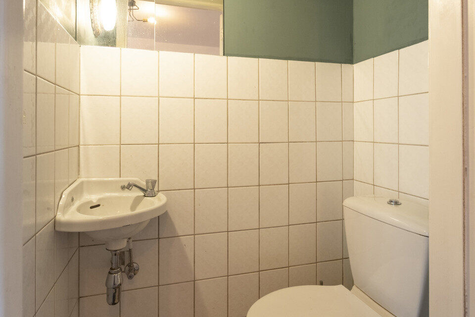 Dit op te frissen appartement bevindt zich op de derde verdieping en omvat een inkomhal met vestiairekast; ingerichte badkamer; apart toilet; geïnstalleerde keuken; 3 slaapkamers waarvan 1 toegang verleent tot het voorliggend terras; woonkamer op parket 