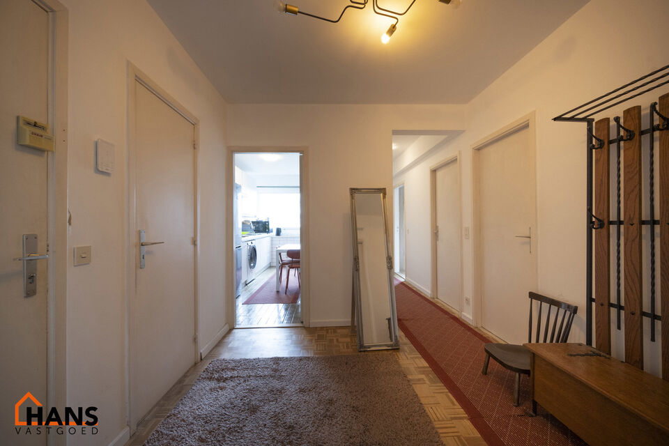 Dit op te frissen appartement bevindt zich op de derde verdieping en omvat een inkomhal met vestiairekast; ingerichte badkamer; apart toilet; geïnstalleerde keuken; 3 slaapkamers waarvan 1 toegang verleent tot het voorliggend terras; woonkamer op parket 
