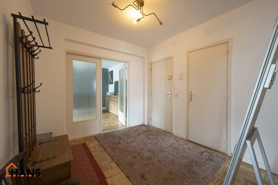 Dit op te frissen appartement bevindt zich op de derde verdieping en omvat een inkomhal met vestiairekast; ingerichte badkamer; apart toilet; geïnstalleerde keuken; 3 slaapkamers waarvan 1 toegang verleent tot het voorliggend terras; woonkamer op parket 