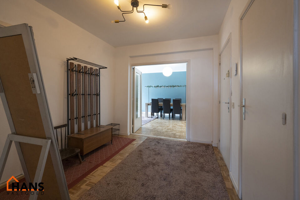 Dit op te frissen appartement bevindt zich op de derde verdieping en omvat een inkomhal met vestiairekast; ingerichte badkamer; apart toilet; geïnstalleerde keuken; 3 slaapkamers waarvan 1 toegang verleent tot het voorliggend terras; woonkamer op parket 