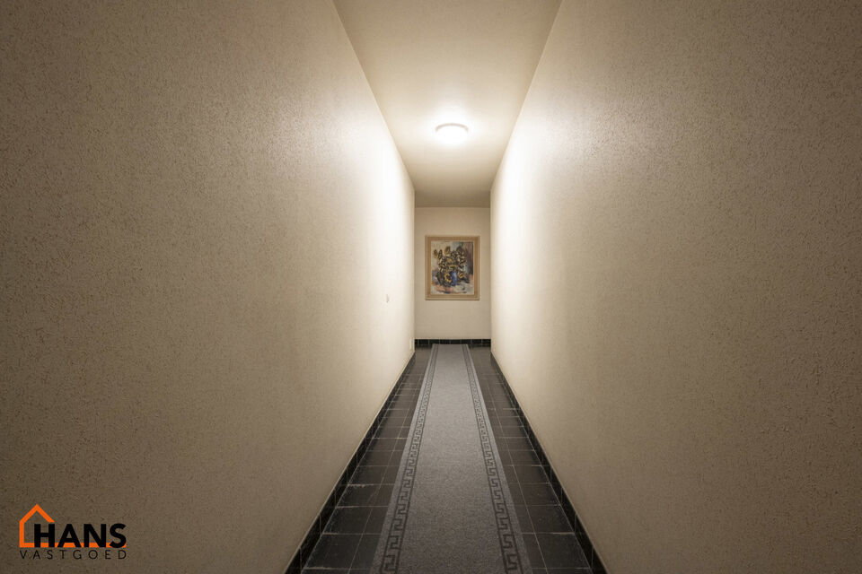 Dit op te frissen appartement bevindt zich op de derde verdieping en omvat een inkomhal met vestiairekast; ingerichte badkamer; apart toilet; geïnstalleerde keuken; 3 slaapkamers waarvan 1 toegang verleent tot het voorliggend terras; woonkamer op parket 