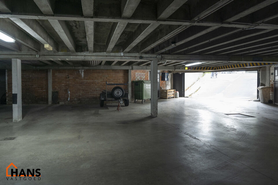 Dit op te frissen appartement bevindt zich op de derde verdieping en omvat een inkomhal met vestiairekast; ingerichte badkamer; apart toilet; geïnstalleerde keuken; 3 slaapkamers waarvan 1 toegang verleent tot het voorliggend terras; woonkamer op parket 