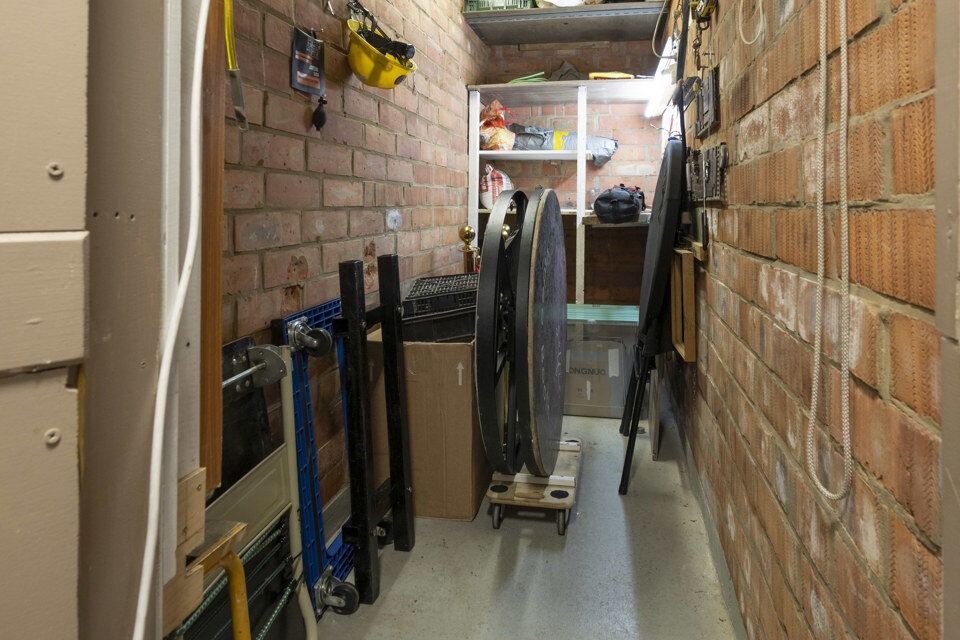 Dit op te frissen appartement bevindt zich op de derde verdieping en omvat een inkomhal met vestiairekast; ingerichte badkamer; apart toilet; geïnstalleerde keuken; 3 slaapkamers waarvan 1 toegang verleent tot het voorliggend terras; woonkamer op parket 