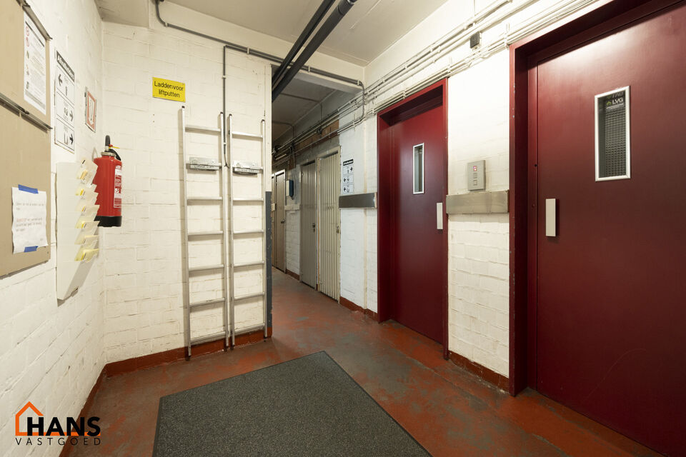 Dit op te frissen appartement bevindt zich op de derde verdieping en omvat een inkomhal met vestiairekast; ingerichte badkamer; apart toilet; geïnstalleerde keuken; 3 slaapkamers waarvan 1 toegang verleent tot het voorliggend terras; woonkamer op parket 