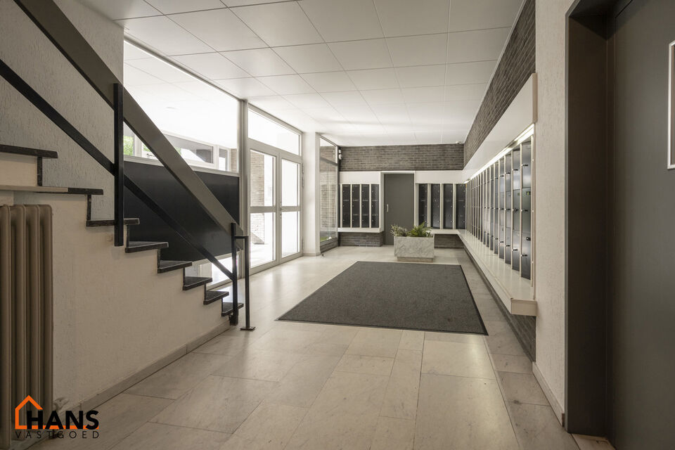 Dit op te frissen appartement bevindt zich op de derde verdieping en omvat een inkomhal met vestiairekast; ingerichte badkamer; apart toilet; geïnstalleerde keuken; 3 slaapkamers waarvan 1 toegang verleent tot het voorliggend terras; woonkamer op parket 