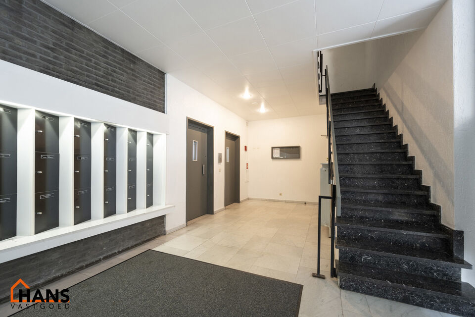 Dit op te frissen appartement bevindt zich op de derde verdieping en omvat een inkomhal met vestiairekast; ingerichte badkamer; apart toilet; geïnstalleerde keuken; 3 slaapkamers waarvan 1 toegang verleent tot het voorliggend terras; woonkamer op parket 