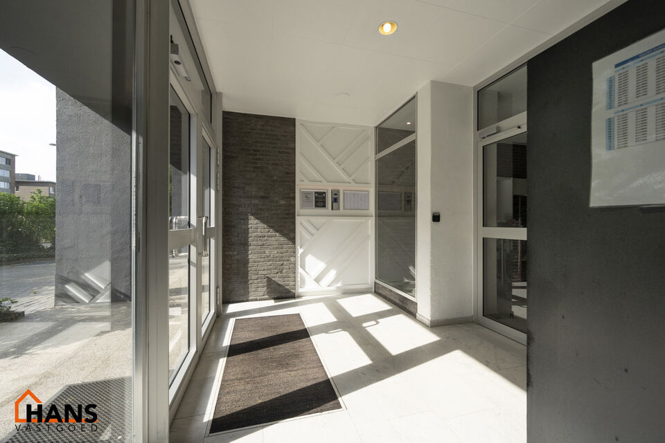 Dit op te frissen appartement bevindt zich op de derde verdieping en omvat een inkomhal met vestiairekast; ingerichte badkamer; apart toilet; geïnstalleerde keuken; 3 slaapkamers waarvan 1 toegang verleent tot het voorliggend terras; woonkamer op parket 