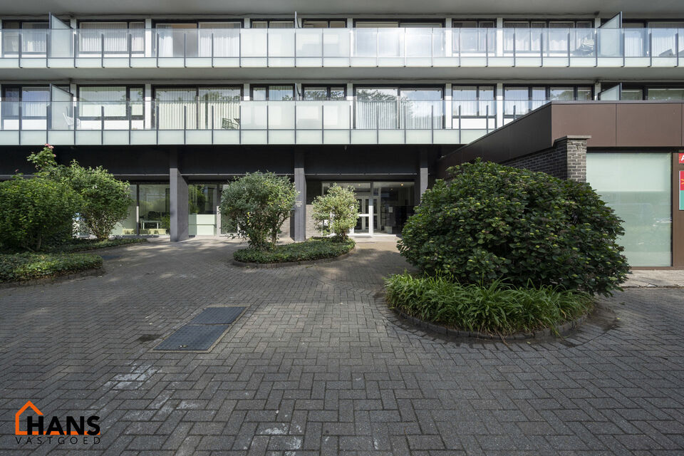 Dit op te frissen appartement bevindt zich op de derde verdieping en omvat een inkomhal met vestiairekast; ingerichte badkamer; apart toilet; geïnstalleerde keuken; 3 slaapkamers waarvan 1 toegang verleent tot het voorliggend terras; woonkamer op parket 