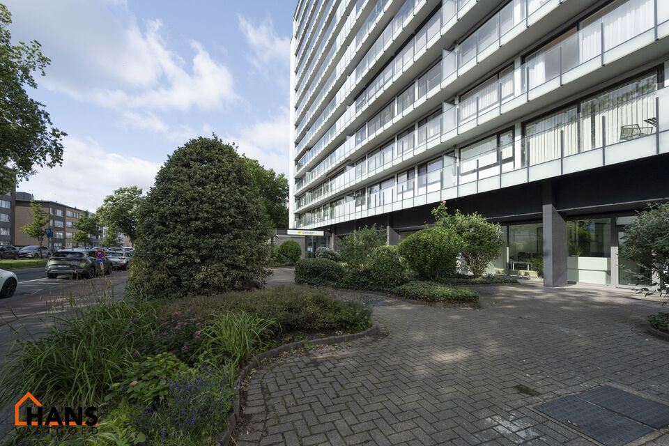 Dit op te frissen appartement bevindt zich op de derde verdieping en omvat een inkomhal met vestiairekast; ingerichte badkamer; apart toilet; geïnstalleerde keuken; 3 slaapkamers waarvan 1 toegang verleent tot het voorliggend terras; woonkamer op parket 