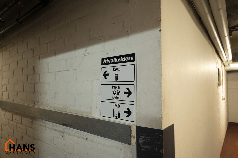 Dit op te frissen appartement bevindt zich op de derde verdieping en omvat een inkomhal met vestiairekast; ingerichte badkamer; apart toilet; geïnstalleerde keuken; 3 slaapkamers waarvan 1 toegang verleent tot het voorliggend terras; woonkamer op parket 