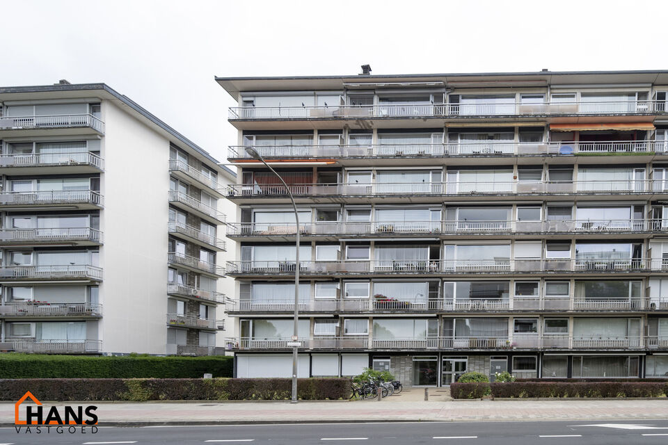 Op de derde verdieping van een verzorgd gebouw met lift bevindt zich dit instapklare appartement.   
Lichtinval, ruimte en comfort zijn hier enorme troeven.  Dankzij de handige indeling en de grote raampartijen geniet je hier van een aangenaam en luchtig 