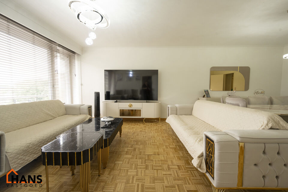 Op de derde verdieping van een verzorgd gebouw met lift bevindt zich dit instapklare appartement.   
Lichtinval, ruimte en comfort zijn hier enorme troeven.  Dankzij de handige indeling en de grote raampartijen geniet je hier van een aangenaam en luchtig 
