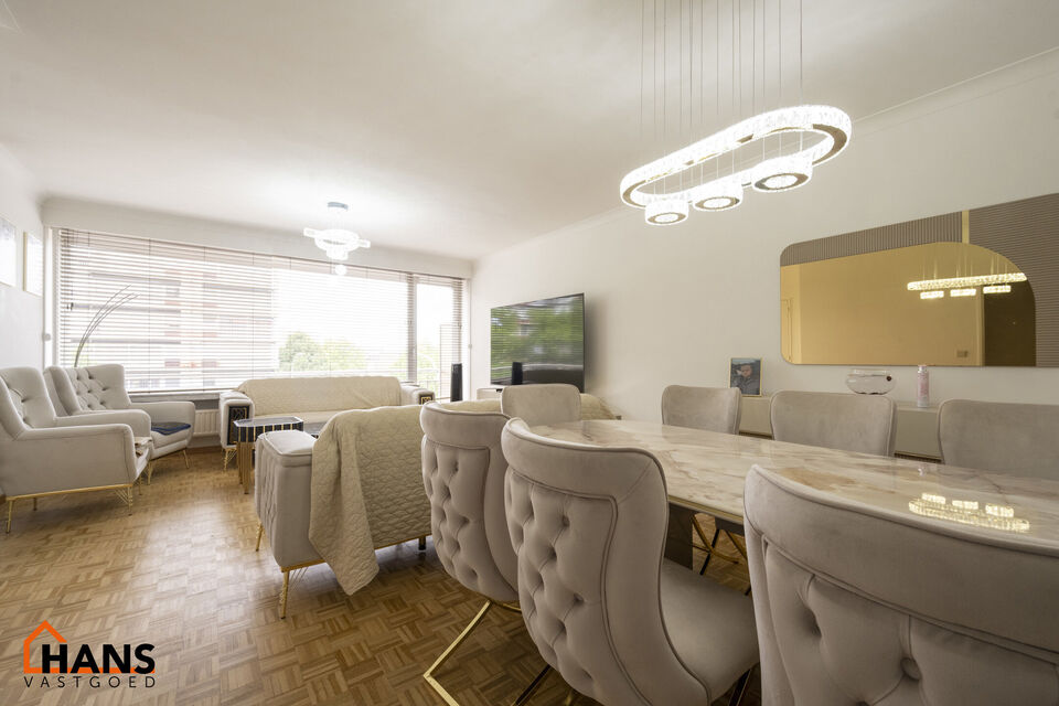 Op de derde verdieping van een verzorgd gebouw met lift bevindt zich dit instapklare appartement.   
Lichtinval, ruimte en comfort zijn hier enorme troeven.  Dankzij de handige indeling en de grote raampartijen geniet je hier van een aangenaam en luchtig 