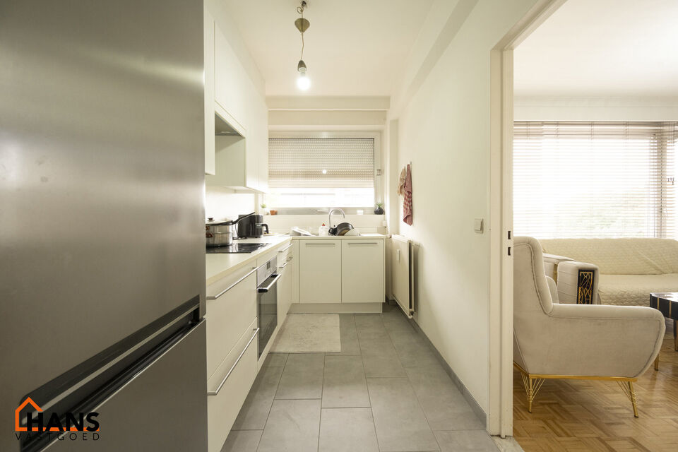 Op de derde verdieping van een verzorgd gebouw met lift bevindt zich dit instapklare appartement.   
Lichtinval, ruimte en comfort zijn hier enorme troeven.  Dankzij de handige indeling en de grote raampartijen geniet je hier van een aangenaam en luchtig 