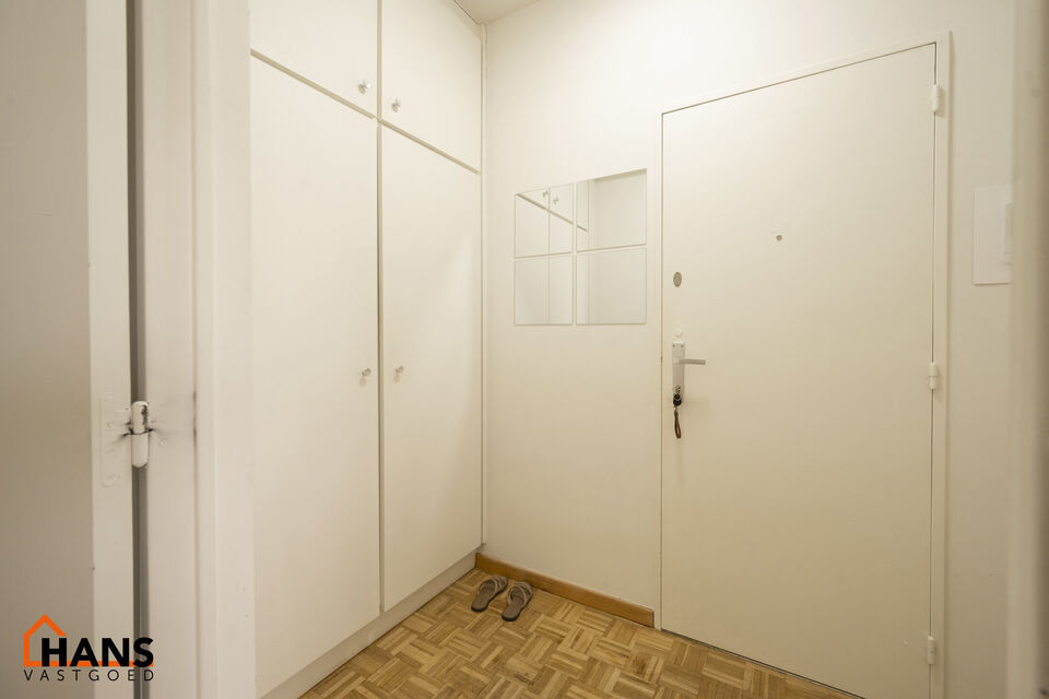 Op de derde verdieping van een verzorgd gebouw met lift bevindt zich dit instapklare appartement.   
Lichtinval, ruimte en comfort zijn hier enorme troeven.  Dankzij de handige indeling en de grote raampartijen geniet je hier van een aangenaam en luchtig 
