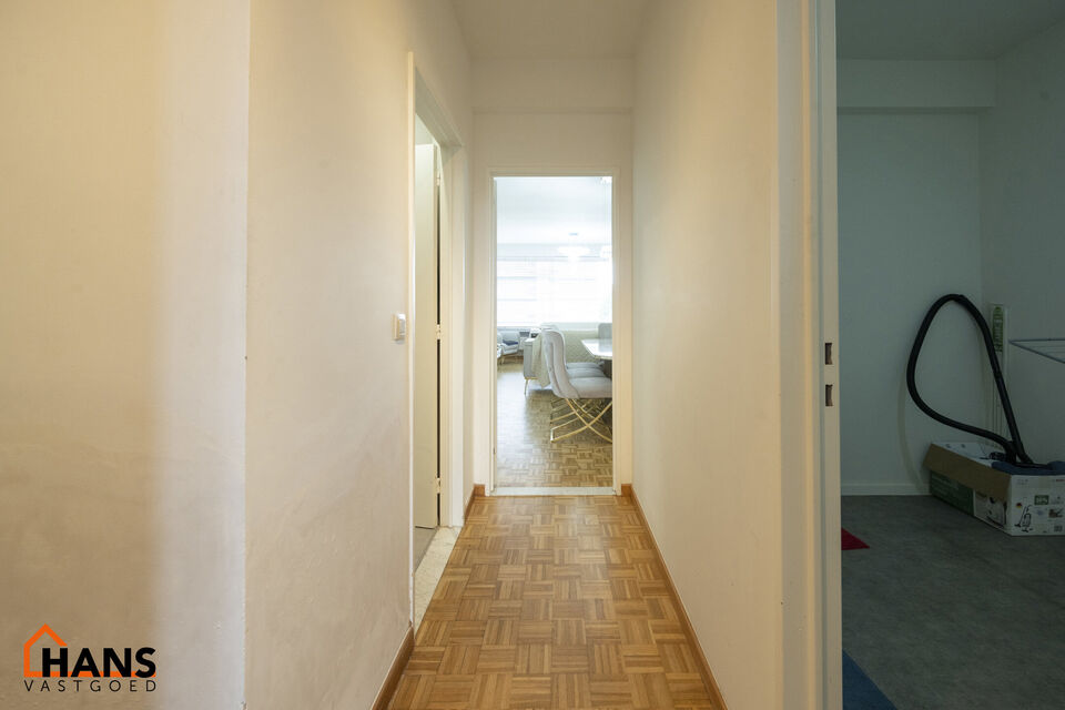 Op de derde verdieping van een verzorgd gebouw met lift bevindt zich dit instapklare appartement.   
Lichtinval, ruimte en comfort zijn hier enorme troeven.  Dankzij de handige indeling en de grote raampartijen geniet je hier van een aangenaam en luchtig 