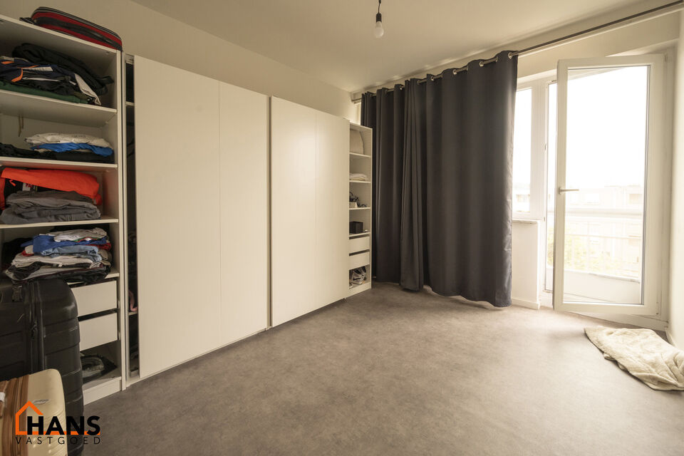 Op de derde verdieping van een verzorgd gebouw met lift bevindt zich dit instapklare appartement.   
Lichtinval, ruimte en comfort zijn hier enorme troeven.  Dankzij de handige indeling en de grote raampartijen geniet je hier van een aangenaam en luchtig 