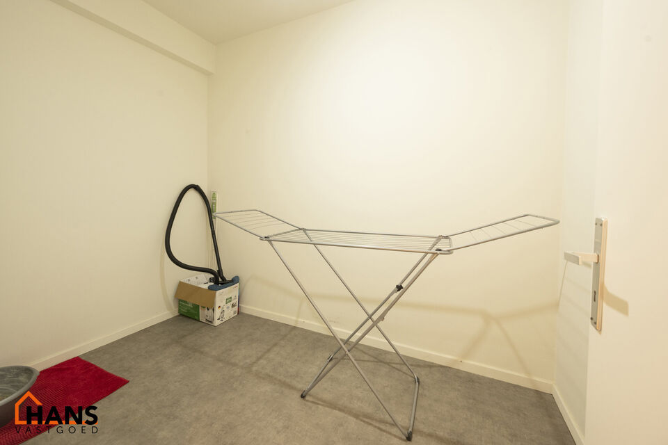 Op de derde verdieping van een verzorgd gebouw met lift bevindt zich dit instapklare appartement.   
Lichtinval, ruimte en comfort zijn hier enorme troeven.  Dankzij de handige indeling en de grote raampartijen geniet je hier van een aangenaam en luchtig 