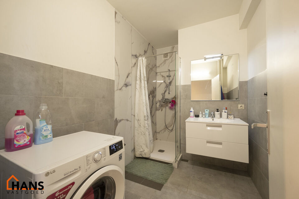 Op de derde verdieping van een verzorgd gebouw met lift bevindt zich dit instapklare appartement.   
Lichtinval, ruimte en comfort zijn hier enorme troeven.  Dankzij de handige indeling en de grote raampartijen geniet je hier van een aangenaam en luchtig 