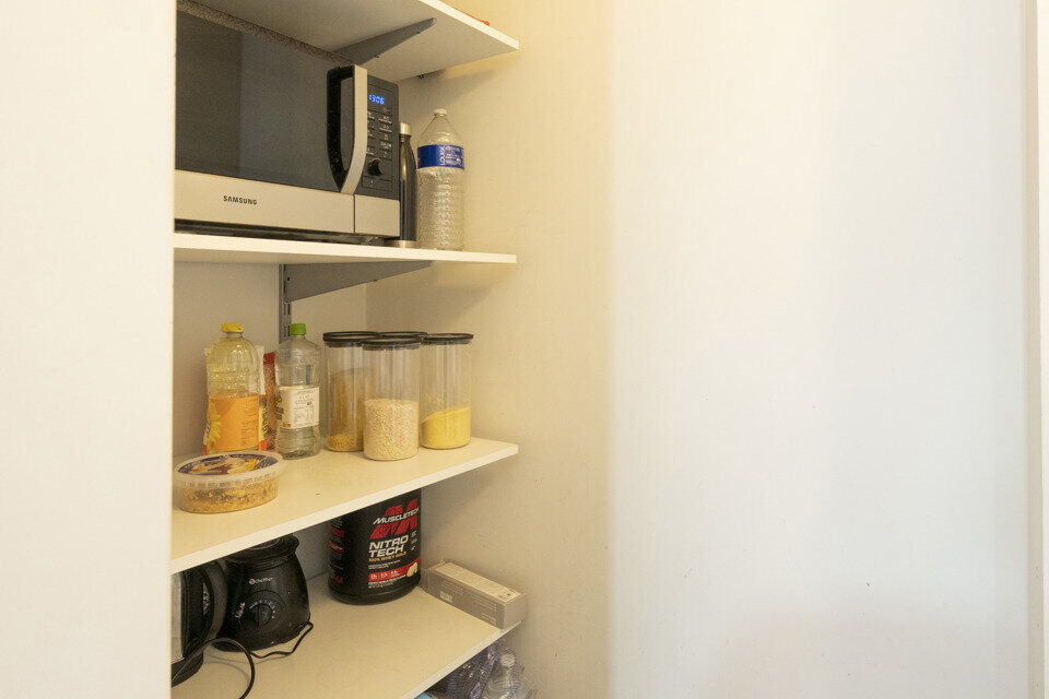 Op de derde verdieping van een verzorgd gebouw met lift bevindt zich dit instapklare appartement.   
Lichtinval, ruimte en comfort zijn hier enorme troeven.  Dankzij de handige indeling en de grote raampartijen geniet je hier van een aangenaam en luchtig 