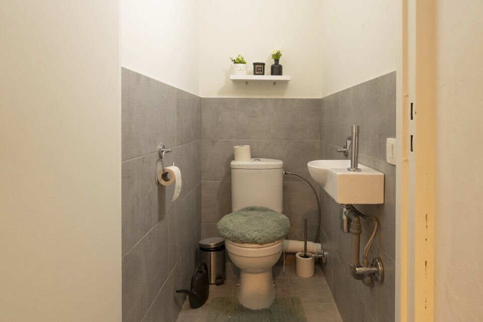 Op de derde verdieping van een verzorgd gebouw met lift bevindt zich dit instapklare appartement.   
Lichtinval, ruimte en comfort zijn hier enorme troeven.  Dankzij de handige indeling en de grote raampartijen geniet je hier van een aangenaam en luchtig 