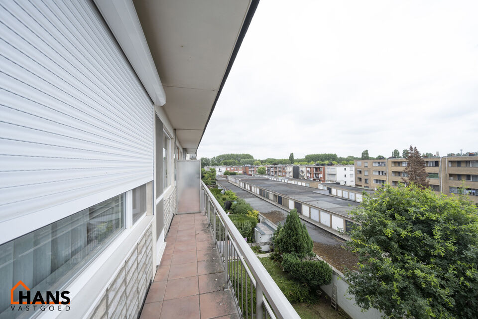 Op de derde verdieping van een verzorgd gebouw met lift bevindt zich dit instapklare appartement.   
Lichtinval, ruimte en comfort zijn hier enorme troeven.  Dankzij de handige indeling en de grote raampartijen geniet je hier van een aangenaam en luchtig 