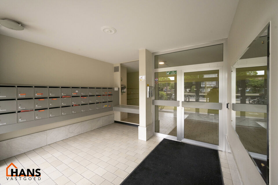 Op de derde verdieping van een verzorgd gebouw met lift bevindt zich dit instapklare appartement.   
Lichtinval, ruimte en comfort zijn hier enorme troeven.  Dankzij de handige indeling en de grote raampartijen geniet je hier van een aangenaam en luchtig 