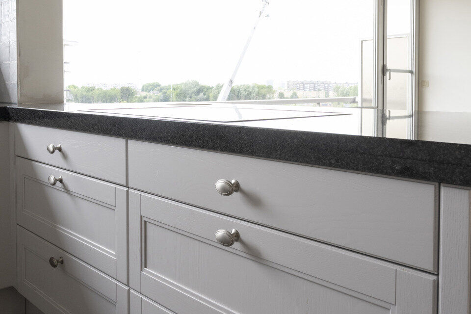 Instapklaar appartement op de zesde verdieping met garagebox omvat inkom met vestiairekast; woonkamer; open en ge&iuml;nstalleerde keuken met toestellen: koelkast, vriezer, kookplaat op inductie, vaatwasser, dampkap combioven, oven, kasten, spoelbak en een ex