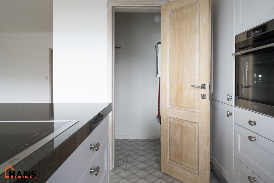 Instapklaar appartement op de zesde verdieping met garagebox omvat inkom met vestiairekast; woonkamer; open en ge&iuml;nstalleerde keuken met toestellen: koelkast, vriezer, kookplaat op inductie, vaatwasser, dampkap combioven, oven, kasten, spoelbak en een ex