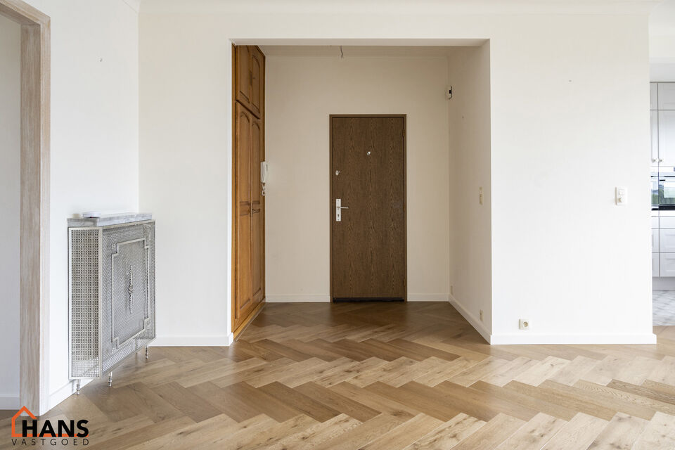 Instapklaar appartement op de zesde verdieping met garagebox omvat inkom met vestiairekast; woonkamer; open en ge&iuml;nstalleerde keuken met toestellen: koelkast, vriezer, kookplaat op inductie, vaatwasser, dampkap combioven, oven, kasten, spoelbak en een ex