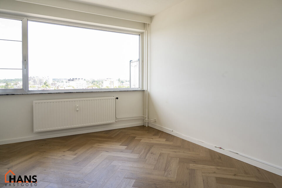 Instapklaar appartement op de zesde verdieping met garagebox omvat inkom met vestiairekast; woonkamer; open en ge&iuml;nstalleerde keuken met toestellen: koelkast, vriezer, kookplaat op inductie, vaatwasser, dampkap combioven, oven, kasten, spoelbak en een ex