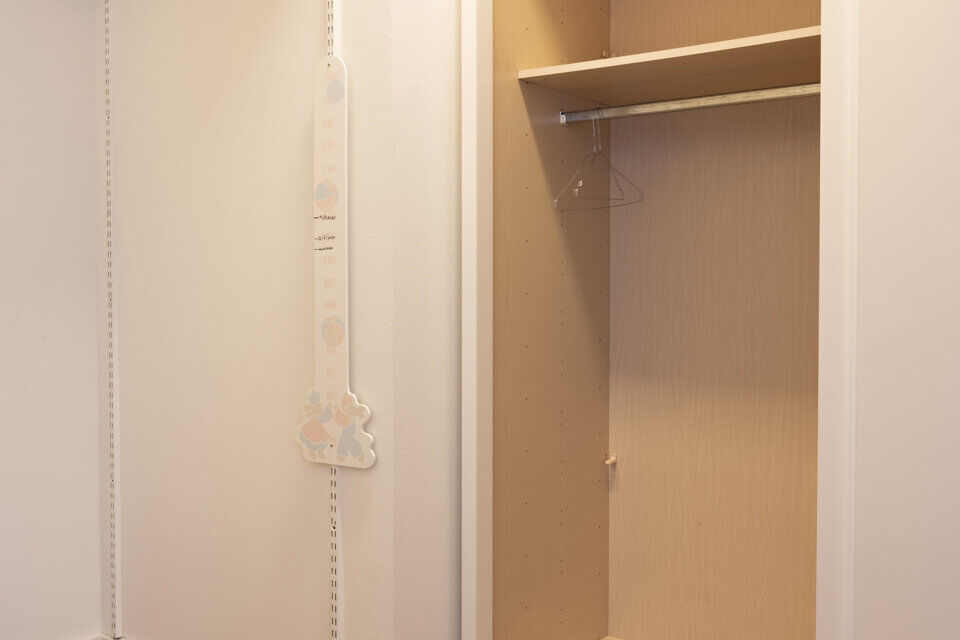 Instapklaar appartement op de zesde verdieping met garagebox omvat inkom met vestiairekast; woonkamer; open en ge&iuml;nstalleerde keuken met toestellen: koelkast, vriezer, kookplaat op inductie, vaatwasser, dampkap combioven, oven, kasten, spoelbak en een ex